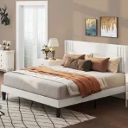 صورة سرير مع لوح ظهر مبطن بتصميم عصري