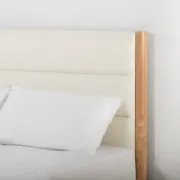 صورة سرير خشبي بتصميم ريفي