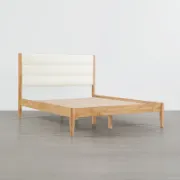 صورة سرير خشبي بتصميم ريفي